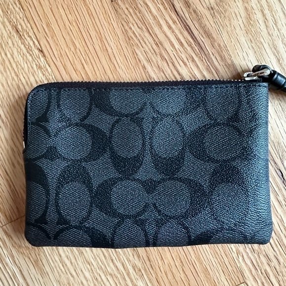 EUC Coach wristlet - Picture 3 of 5